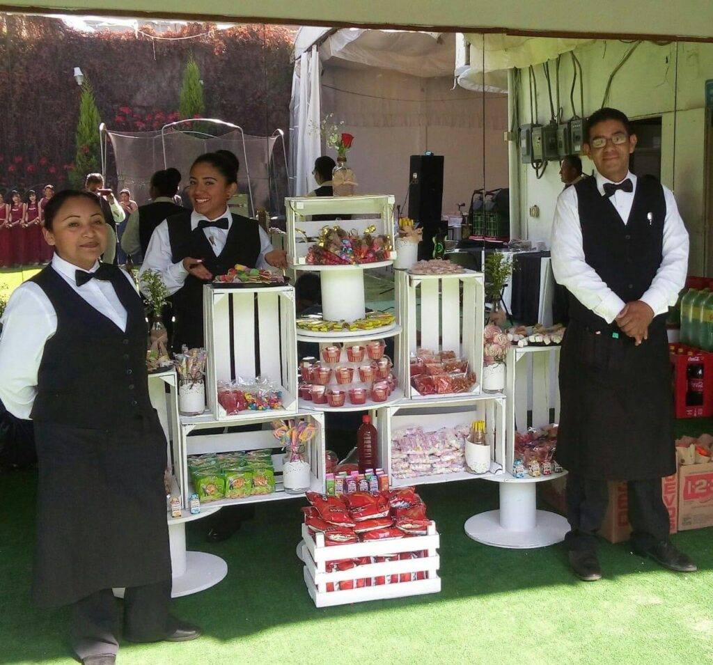 Parrilladas a Domicilio mesa de dulces con meseros para dar el servicio