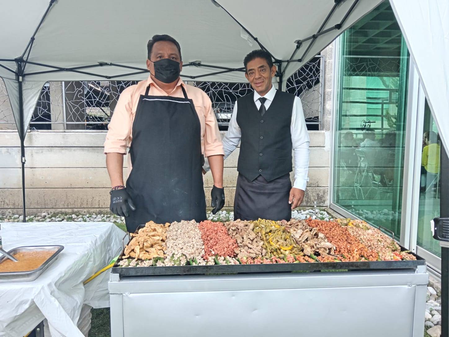 Parrilladas a Domicilio Parrillero con un mesero para iniciar el evento
